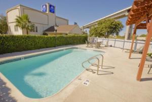 The swimming pool at or close to Americas Best Value Inn Austin