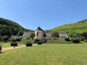 une grande maison au milieu d'une colline verdoyante dans l'établissement Ferienhaus Maring, à Maring-Noviand