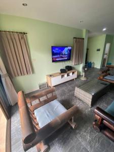 TV a/nebo společenská místnost v ubytování Thai style 3 bedroom pool house.