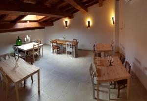 uma sala de jantar com mesas e cadeiras de madeira em Gárgara Bed and Breakfast em Vico del Gargano