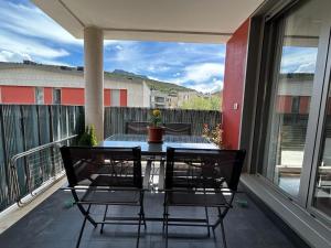 patio con mesa y sillas en el balcón en Apartamento Cosy. Bonito y Acogedor Duplex, en Latas