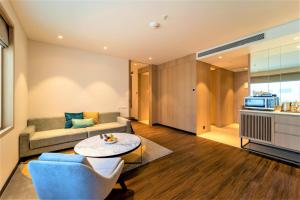 Courtyard by Marriott Vadodara的厨房或小厨房