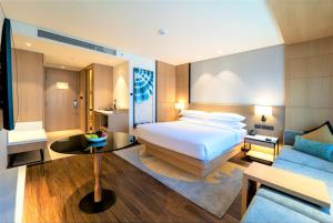 Courtyard by Marriott Vadodara客房内的一张或多张床位