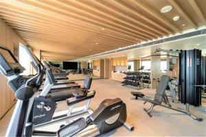 Courtyard by Marriott Vadodara的健身中心和/或健身设施