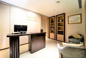Courtyard by Marriott Vadodara的电视和/或娱乐中心
