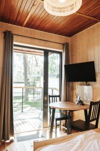 Televízia a/alebo spoločenská miestnosť v ubytovaní Forest House Augustów