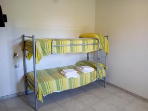 2 literas en una habitación con toallas. en Barrumbas en Santa Lucia