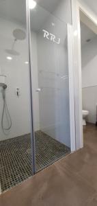 - przeszkloną kabiną prysznicową w łazience z toaletą w obiekcie JOSE APARTAMENTo w mieście San Jose de la Rinconada