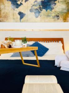 einem Holztisch auf einem Bett in der Unterkunft B&B Stella Dei Venti in San Salvo