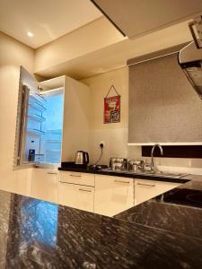 uma cozinha com um balcão, um lavatório e uma janela em one bedroom villa em Salalah