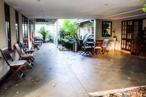 eine Lobby mit Stühlen und einem Tisch in einem Gebäude in der Unterkunft Villa Jana Guesthouse in Pretoria