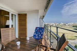 サン・アントニオ・デ・カランジャにあるResidencial Sant Antoniのバルコニー(木製テーブル、椅子付)