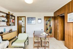 サン・アントニオ・デ・カランジャにあるResidencial Sant Antoniのベッドとテーブルと椅子のあるリビングルーム