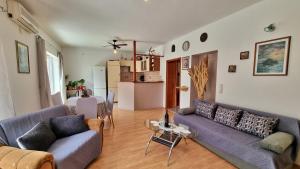 sala de estar con sofá púrpura y mesa en Apartment Gogo Duce en Duće