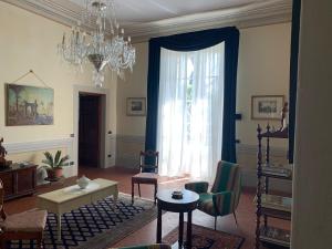 sala de estar con lámpara de araña y ventana grande en Villa Landi, en Lucca 50 fotos más