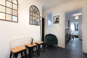 a living room with a table and a green chair at Trendy 2Bed flat Bethnal Green in London