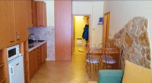 eine Küche mit einem Tisch und Stühlen sowie ein Zimmer in der Unterkunft Apartmán Tatran Donovaly in Donovaly