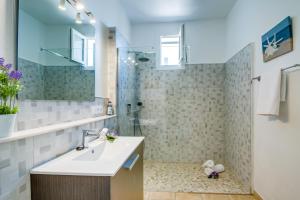 un bagno con lavandino e doccia di Ideal Property Mallorca - Casa Sabrina a Cala Mesquida Altre 20 foto