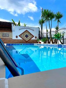 una piscina frente a una casa con palmeras en Villa Grazia, en Capo Vaticano