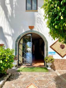 una entrada a una casa con una puerta de arco en Villa Grazia, en Capo Vaticano