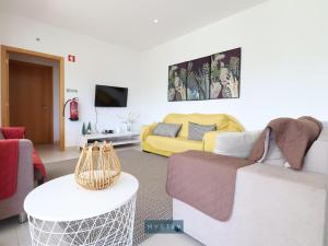 MyStay - Quinta Porto Ferrado في Santa Cruz do Douro: غرفة معيشة مع أريكة وطاولة