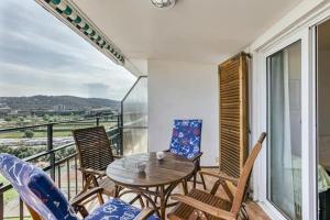 サン・アントニオ・デ・カランジャにあるResidencial Sant Antoniの木製テーブルと椅子付きのバルコニー