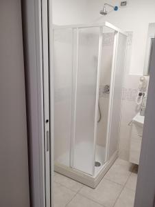 y baño con ducha y puerta de cristal. en Barrumbas en Santa Lucia
