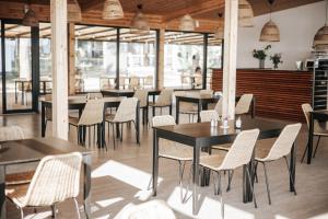 Reštaurácia alebo iné gastronomické zariadenie v ubytovaní Forest House Augustów