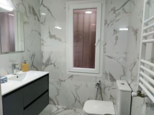Koupelna v ubytování Precioso Piso Céntrico en Gijón- VUT 3958