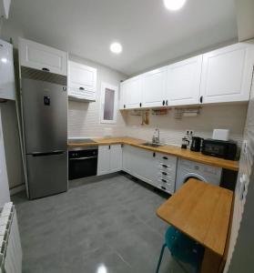 Kuchyň nebo kuchyňský kout v ubytování Precioso Piso Céntrico en Gijón- VUT 3958