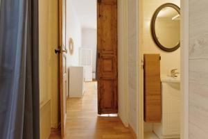 - un couloir avec une salle de bains pourvue d'un lavabo et d'un miroir dans l'établissement *Appart 2 chambres, Hypercentre, Emplacement N°1*, à Montpellier 40 autres photos