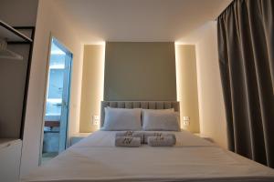 1 dormitorio con 1 cama con 2 almohadas en ADORA's VIEW HOTEL, en Sarandë
