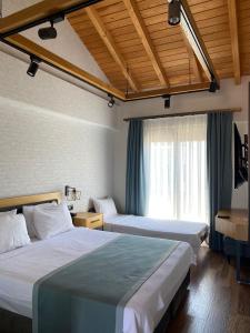Postel nebo postele na pokoji v ubytování Lal Azure Alaçatı