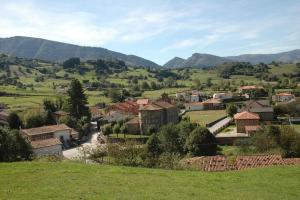 un piccolo villaggio in una valle verde con montagne di LA CASUCA a Silió