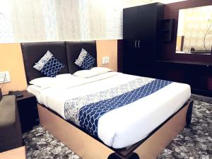 Un dormitorio con una cama grande en una habitación. en Kaveri Palace, en Mysore