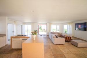 Posezení v ubytování Ocean Villa - Pool & Fireplace