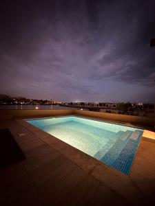 una gran piscina en la parte superior de un edificio en Hawana Lagoon Private villa with private pool, en Salalah