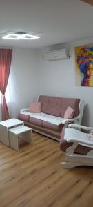 sala de estar con sofá y mesa en Carmen apartman en Brčko