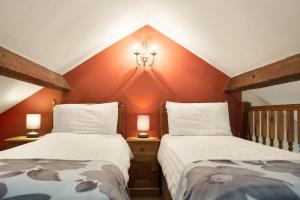 מיטה או מיטות בחדר ב-The Coppermines Mountain Cottages - Carpenters, Millrace, Pelton Wheel, Sleeps 14