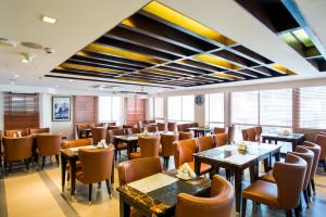 A restaurant or other place to eat at Platinum Grand
