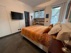 Tempat tidur dalam kamar di Liguria Holidays - LA CASA DEI DELFINI