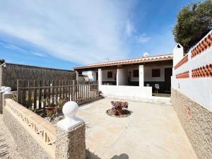 une maison avec une clôture et une terrasse dans l'établissement CASA VICENTE FUENTE, à San Ferran de Ses Roques