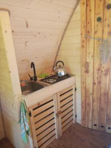 Kuchyňa alebo kuchynka v ubytovaní Domek Wilcza Wola 1