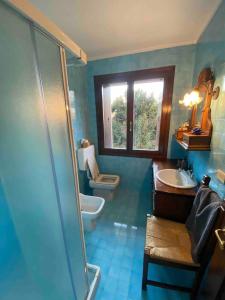 een badkamer met een toilet, een wastafel en een douche bij Casa incantevole di Montagna con vista mozzafiato in Roana