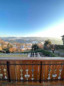 een houten hek met uitzicht op een park bij Casa incantevole di Montagna con vista mozzafiato in Roana