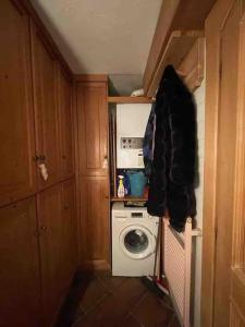 een kleine keuken met een wasmachine en een wasmachine bij Casa incantevole di Montagna con vista mozzafiato in Roana