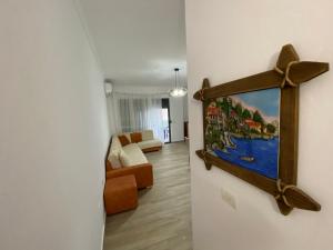 uma sala de estar com um quadro na parede em Oniss Apartment em Golem