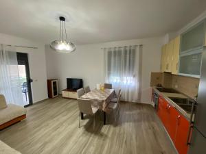 uma cozinha e sala de jantar com mesa e cadeiras em Oniss Apartment em Golem
