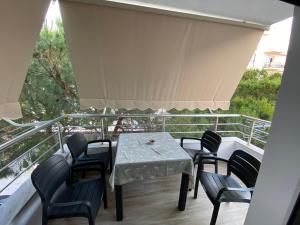 um pátio com uma mesa e cadeiras numa varanda em Oniss Apartment em Golem