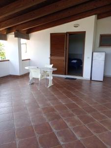 Habitación con mesa blanca y nevera blanca. en Barrumbas en Santa Lucia